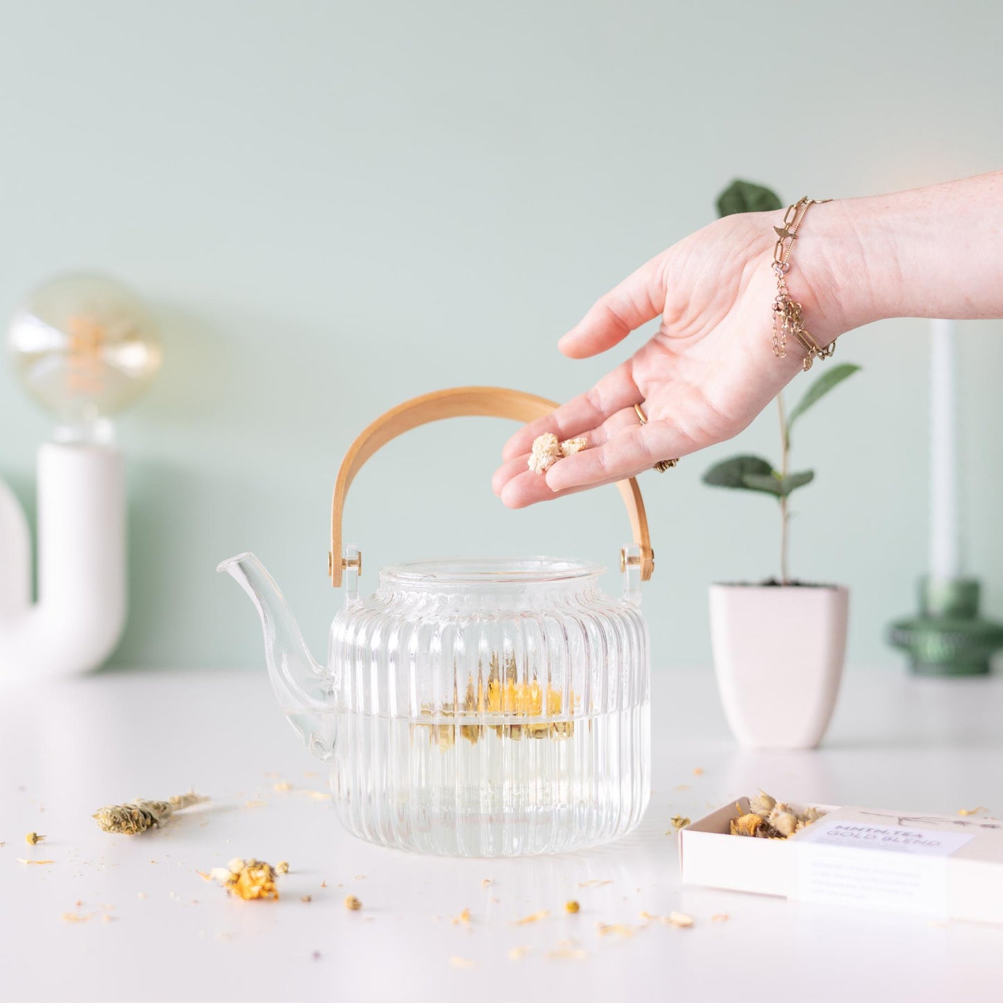 Teepause -  Gold Blend Tee und Teebaumschnitt - Botanic-Vibes