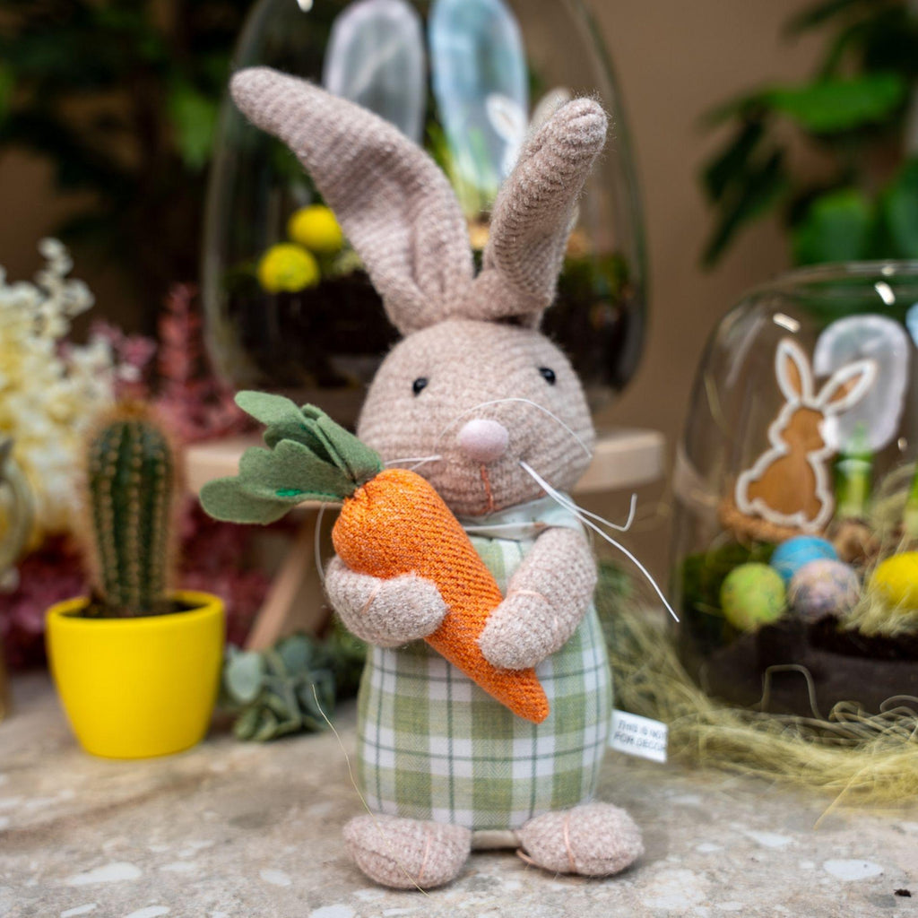 Osterhase Dekoration, Beschwerter Plüschhase mit Karotte, ↑ 30 cm