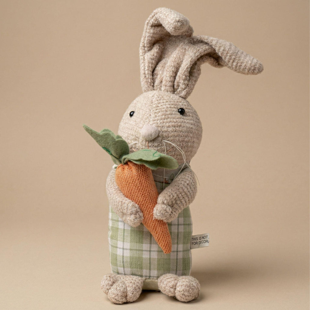 Osterhase Dekoration, Beschwerter Plüschhase mit Karotte, ↑ 30 cm